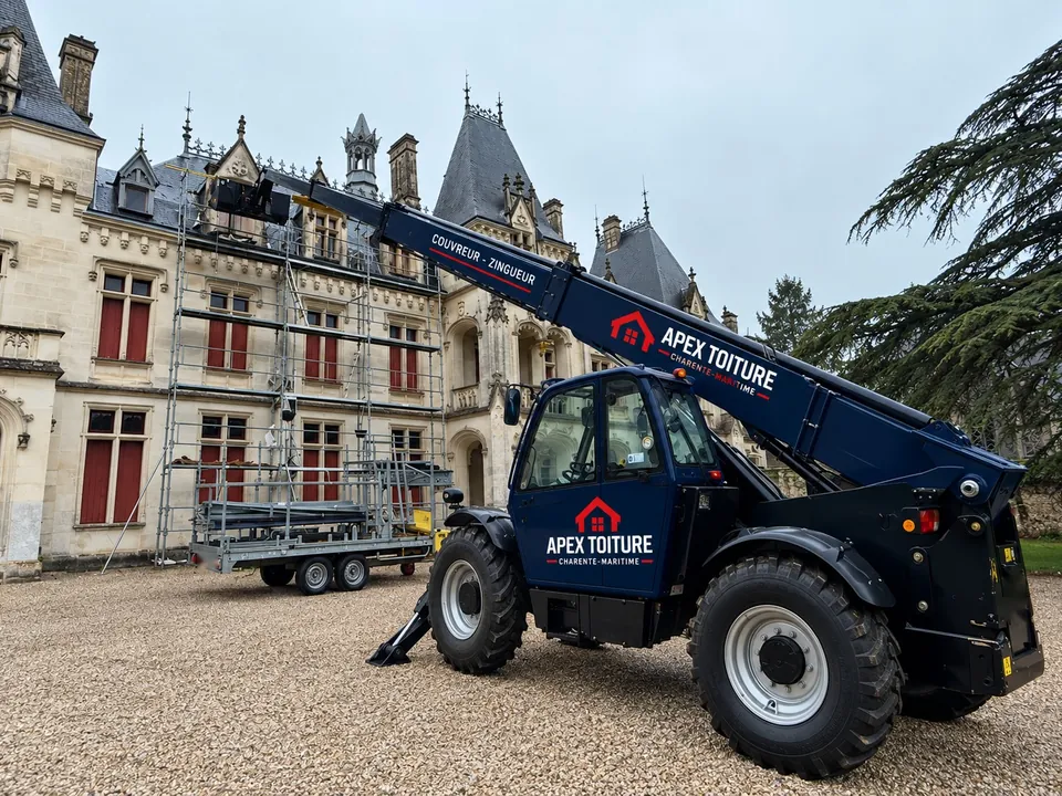 Étape 1 sur 6 : Installation du chantier. Couverture en ardoise d'un château, Près de Saintes