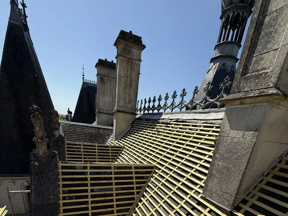 Étape 2 sur 6 : Écran sous-toiture et liteaux neufs. Couverture en ardoise d'un château, Près de Saintes