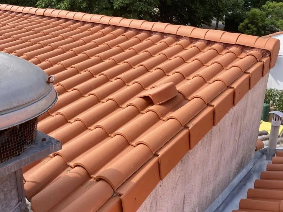 Étape 5 sur 9 : Finitions de rive et tuile de ventilation. Toiture refaite au bord de la Charente, Soubise