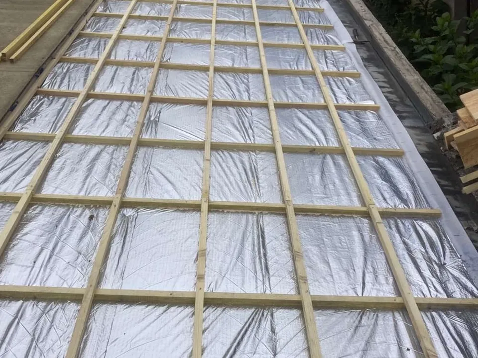 Étape 1 sur 2 : Isolant mince, liteaux et chéneau en zinc. Isolation et nouvelle couverture, Charente-Maritime
